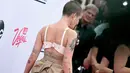 Penyanyi Halsey berpose saat menghadiri penghargaan musik bergengsi Billboard Music Awards 2017 di Las vegas, Minggu (21/5). Halsey masuk daftar selebriti dengan busana terburuk karena menggunakan bra tanpa atasan lainnya. (Richard Shotwell/Invision/AP)