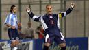 Saat bermain untuk Velez Sarsfield, Chilavert meraih kejayaannya. Hebatnya lagi pada 1996 saat melawan River Plate, Chilavert sukses mencetak gol dari jarak 60 meter. (AFP/Norberto Duarte)