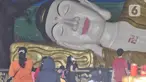 Warga keturunan Tionghoa saat sembahyang Tahun Baru Imlek 2574 di Wihara Buddha Dharma & Pho Sat, Tajur Halang, Bogor, Minggu (22/1/2023). Wihara Buddha Dharma & Pho Sat atau yang juga dikenal dengan Wihara Buddha Tidur menjadi salah satu tempat ibadah warga Tionghoa dalam merayakan Tahun Baru Imlek sebagai ungkapan rasa syukur atas rejeki dan keselamatan dari tuhan serta untuk pengharapan kehidupan lebih baik di tahun Kelinci Air. (merdeka.com/Iqbal S Nugroho)
