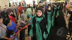 Sejumlah model berjalan di atas catwalk memperagakan busana muslim rancangan Itang Yunasz bertajuk Puspa Ragam Andalas di Pusat Grosir Blok B Tanah Abang, Jakarta, Kamis (30/4/2015). (Liputan6.com/Herman Zakharia)