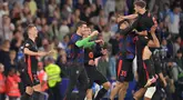 Para pemain Barcelona merayakan kemenangan setelah memenangkan pertandingan sepak bola Liga Spanyol melawan RCD Espanyol di Stadion RCDE, Cornella de Llobregat, pada 15 Mei 2025 waktu setempat atau Jumat (16/5/2025) dini hari WIB. (MANAURE QUINTERO/AFP)