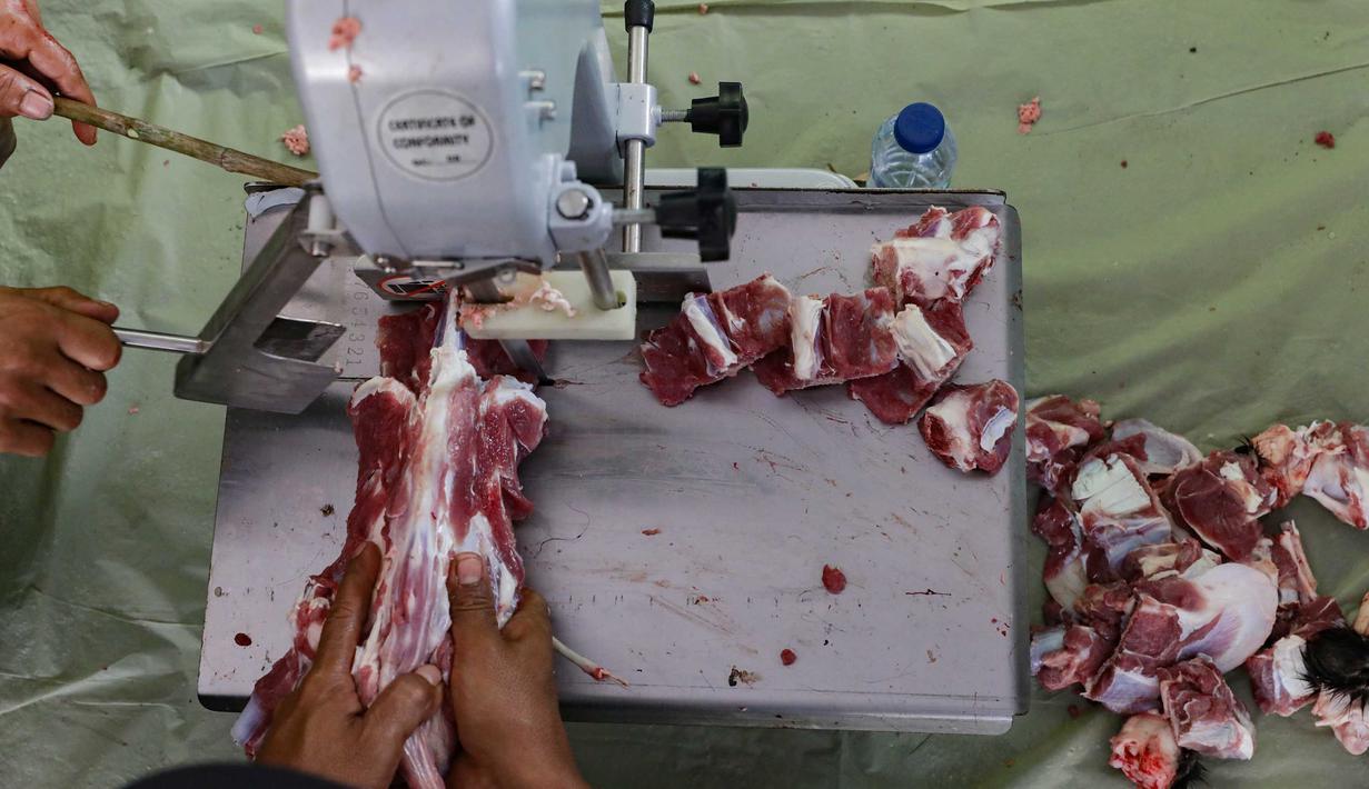 Petugas memotong daging sapi kurban di Masjid Sunda Kelapa, Jakarta, Rabu (27/5/2026). (merdeka.com/Arie Basuki)