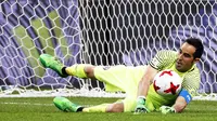 Kiper Cile, Claudio Bravo, menepis penalti gelandang Portugal, Nani, pada semifinal Piala Konfederasi di Kazan Arena, Kazan, Rabu (28/6/2017). Cile menang adu penalti 3-0 atas Portugal. (EPA/Sergey Dolzhenko)