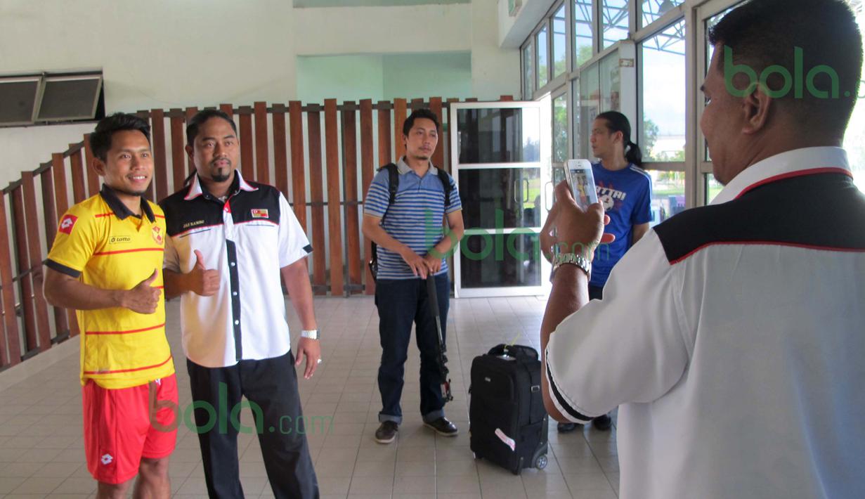 Andik Vermansah berfoto bersama seorang sopir taksi sebelum berlatih di Stadion Mini Shah Alam, Malaysia, Kamis (28/01/2016). (Bola.com/Nicklas Hanoatubun)