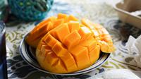 How to eat a mango at home. (Photo: Desirae Hayes-Vitor/Unsplash)