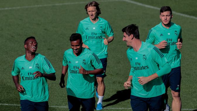 Para pemain Real Madrid berlatih di kompleks latihan Valdebebas, Madrid, Spanyol, Senin (30/9/2019). Real Madrid bersiap jelang menjamu Club Brugge dalam laga Liga Champions. (AP Photo/Bernat Armangue)