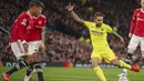 Paco Alcacer kembali memperoleh peluang pada menit ke-31. Kali ini tembakannya masih menyamping tipis di sisi gawang David De Gea. (AP/Dave Thompson)