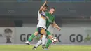 Penyerang Bhayangkara FC, Ilija Spasojevic mencoba merebut bola dari kaki pemain Persela Lamongan, Zainal Haq pada lanjutan Liga 1 2017 di Stadion Patriot, Bekasi, (27/10/2017). Bhayangkara menang 3-1. (Bola.com/Nicklas Hanoatubun)