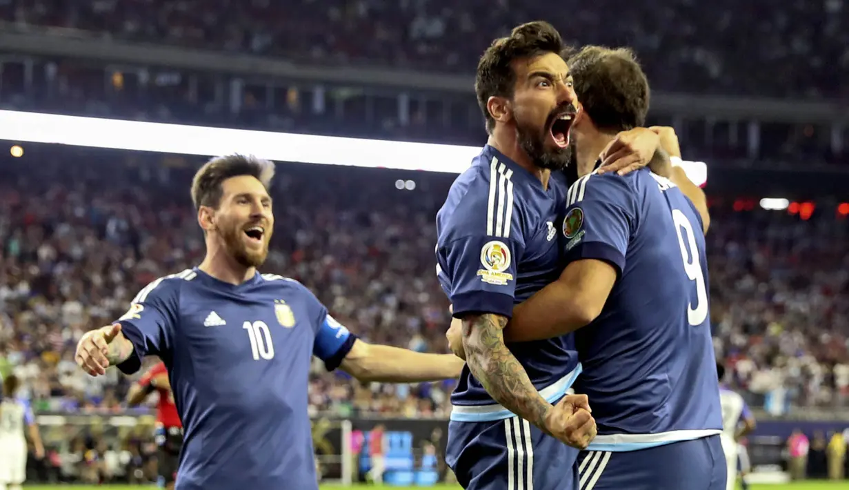 Gonzalo Higuain merayakan gol bersama rekannya Lionel Messi dan Lavezi pada laga semifinal Copa America Centenario 2016 di Stadion NRG, Houston,Texas, Rabu (22/6/2016) WIB. (Mandatory Credit: Kevin Jairaj-USA TODAY Sports)