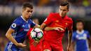 Gelandang Chelsea, Oscar berebut bola dengan gelandang Liverpool, Philippe Coutinho saat bertanding pada lanjutan Liga Inggris di Stadion Stamford Bridge, London, (17/9). Liverpool menang atas Chelsea dengan skor 2-1. (Reuters/John Sibley)