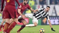 Pemain Juventus, Sami Khedira terjatuh saat berebut bola dengan pemain Roma, Federico Fazio saat pertandingan Liga Italia di Turin, Italia (23/12). Pada pertandingan ini Juventus menang 1-0 atas Roma. (Alessandro Di Marco / ANSA via AP)