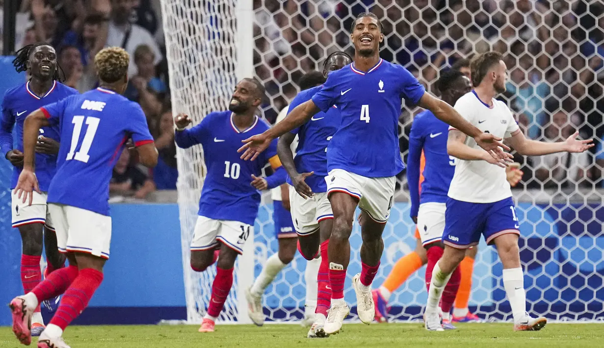 Timnas Prancis mengawali Olimpiade Paris 2024 dengan kemenangan gemilang tiga gol tanpa batas atas Amerika Serikat di Stade Vélodrome, Kamis (25/7/2024). (AP Photo/Daniel Cole)