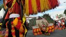 Komunitas Reog Ponorogo (KRP) beratraksi saat Car Free Day di kawasan Sudirman, Jakarta, Minggu (20/3). Atraksi itu untuk menggalang dukungan agar Reog Ponorogo mendapatkan pengakuan sebagai warisan budaya dunia dari UNESCO. (Liputan6.com/JohanTallo)