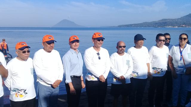 Menteri Koordinator Bidang Kemaritiman dan Investasi Luhut Binsar Pandjaitan, membuka kegiatan Bersih Pantai Manado, Kamis (31/10/2019). Liputan6.com/Yoseph Ikanubun