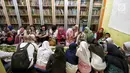 Sejumlah anak yatim, kaum dhuafa serta lima WNA menikmati makanan nasi liwet sambil lesehan di Rumah Amalia, Ciledug, Kota Tangerang, Sabtu (3/3). Komunitas couchsurfing Indonesia bertujuan membuka jendela pengetahuan anak-anak (Liputan6.com/Fery Pradolo)