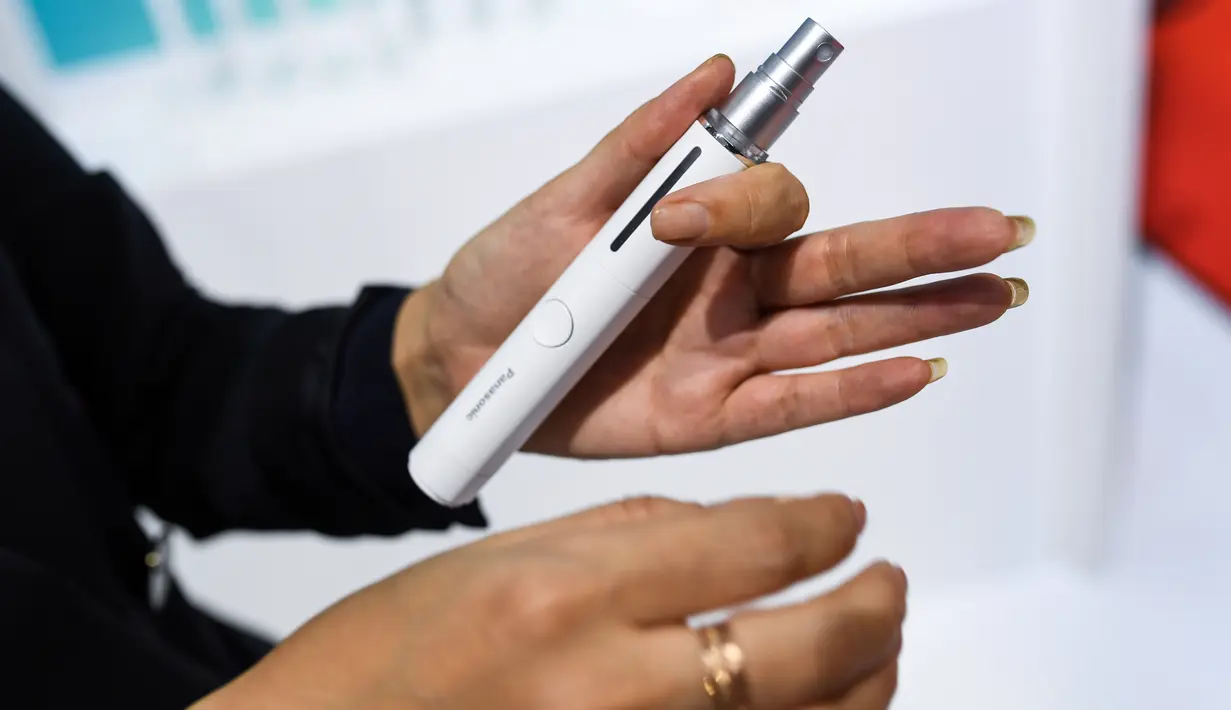 Seorang staf mendemonstrasikan produk disinfektan semprot nonalkohol di stan Panasonic dalam gelaran Pameran Impor Internasional China (CIIE) ketiga di Shanghai. Berbagai teknologi blockbuster dan mutakhir terkait pencegahan dan pengendalian epidemi dipamerkan selama CIIE ketiga. (Xinhua/Li Renzi)