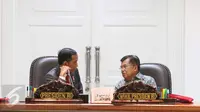 Presiden Joko Widodo bersama Wakil Presiden Jusuf Kalla saat rapat terbatas di Istana, Jakarta, Rabu (29/3). Rapat tersebut membahas akselerasi peningkatan peringkat Ease of Doing Business (EODB). (Liputan6.com/Angga Yuniar)