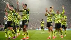 Para pemain Arsenal melakukan selebrasi setelah memenangkan pertandingan sepak bola Liga Premier Inggris melawan Manchester United di Stadion Old Trafford, Manchester, Inggris, Minggu, 12 Mei 2024. (AP Photo/Dave Thompson)
