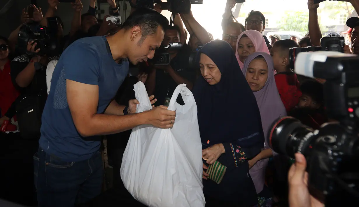 Pendiri AHY Foundation Agus Harimurti Yuudhoyono memberikan paket berupa kebutuhan pokok di Kantor AHY Foundation, Jakarta, Rabu (13/6). Harga paket sembako tersebut dijual seharga 50 ribu. (Liputan6.com/Johan Tallo)
