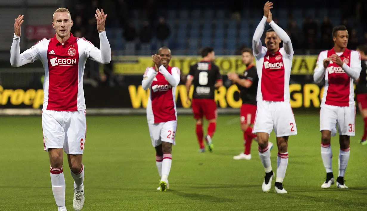 Bek tengah Belanda berusia 31 tahun, Mike van der Hoorn (kiri) yang kini tengah menjalani musim kedua bersama FC Utrecht tercatat pernah berseragam Ajax Amsterdam selama 3 musim mulai 2013/2014 hingga 2015/2016. Pada dua musim pertamanya ia menggunakan nomor punggung 6 dan berganti menjadi nomor 4 pada musim terakhirnya. Selama tiga musim berseragam Ajax ia hanya tampil dalam 49 laga di semua kompetisi dengan torehn 4 gol dan 1 assist. Karena minimnya kesempatan bermain, ia memilih hengkang ke Swansea City pada awal musim 2016/2017. (AFP/ANP/Olaf Kraak)