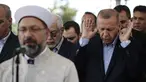 Presiden Turki Recep Tayyip Erdogan (kanan) menunaikan salat gaib untuk mantan Presiden Mesir Mohammed Morsi di Masjid Fatih, Istanbul, Selasa (18/6/2019). Selain Erdogan, salat gaib ini juga diikuti oleh ribuan rakyat Turki. (AP Photo/Emrah Gurel)