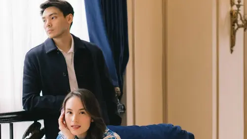 Chelsea Islan tampil dengan gaya feminim saat foto anniversary. [@chelseaislan]