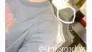 Dalam video tersebut Kim sedang berbicara soal bisnis baju anak yang pernah digelutinya, namun justru para netizen menemukan kejanggalan pada video tersebut. Di mana ada  bubuk putih yang tampak di video itu. (Instagram/kimkardashian)
