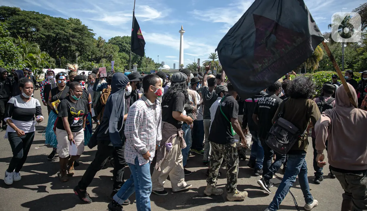 Massa yang tergabung dalam Aliansi Mahasiswa Papua (AMP) menggelar aksi di kawasan Patung Kuda, Jakarta, Selasa (1/12/2020). AMP menyerukan kepada dunia internasional untuk membangun konsolidasi solidaritas perjuangan hak menentukan nasib sendiri bagi bangsa West Papua. (Liputan6.com/Faizal Fanani)