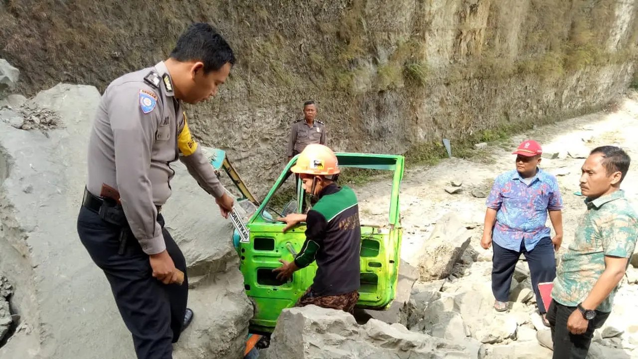 Truk ringsek tertimpa reruntuhan longsor batu cadas di Dukuh Sumelang Desa Gemeksekti, Kebumen, Sabtu, 31 Agustus 2019.. (Foto: Liputan6.com/Polres Kebumen/Muhamad Ridlo)