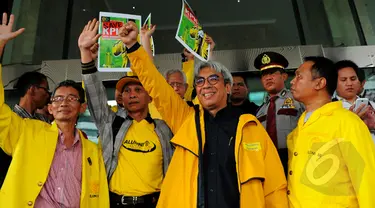 Imam Prasodjo bersama ratusan mahasiswa dan akademisi menyambangi kantor KPK, Jakarta, Rabu (18/2/2015). Mereka menyambut baik keputusan Presiden Jokowi yang membatalkan Budi Gunawan sebagai Kapolri.(Liputan6.com/Faisal R Syam)