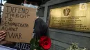 Masyarakat dari "Solidaritas untuk Rakyat Ukraina" melakukan unjuk rasa di depan Kedutaan Besar (Kedubes) Rusia, Jakarta, Jumat (4/3/2022). Mereka menyerukan kepada Dubes Rusia di Indonesia untuk bersuara menghentikan serangan yang dilakukan Rusia terhadap Ukraina. (Liputan6.com/Johan Tallo)