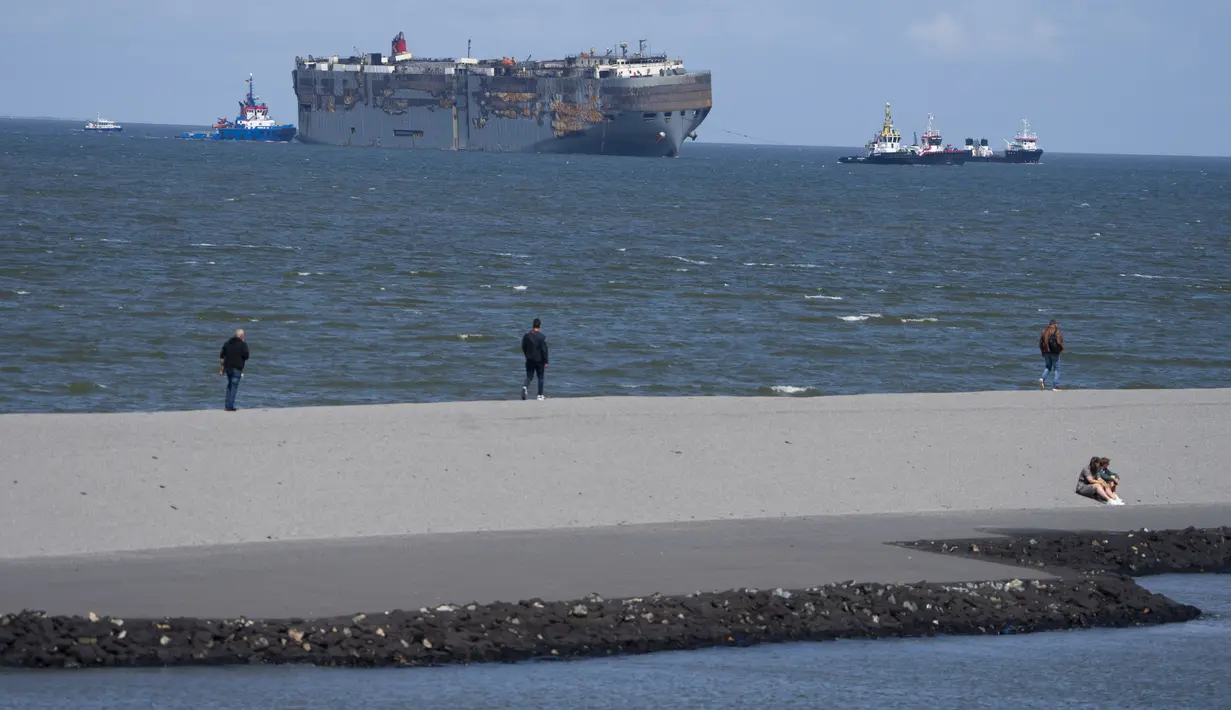 Fremantle Highway dibawa ke pelabuhan utara Eemshaven, kata Kementerian Infrastruktur dan Manajemen Air Belanda. (AP Photo/Peter Dejong)