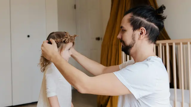 Mitos: Ayah lebih protektif terhadap anak perempuan