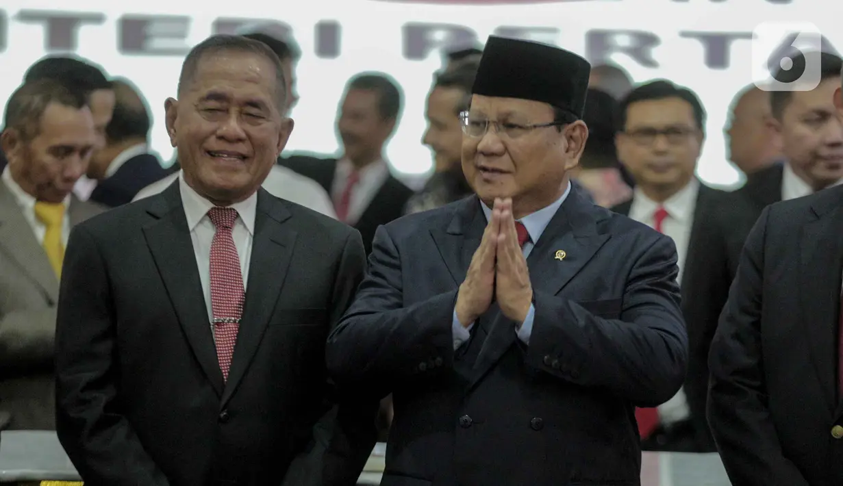 Pejabat baru Menteri Pertahanan Prabowo Subianto (kanan) bersama pejabat lama Menteri Pertahanan, Ryamizard Ryacudu usai seremoni serah terima di Kementerian Pertahanan, Jakarta, Kamis (24/10/2019). Ryamizard Ryacudu resmi menyerahkan jabatan kepada Prabowo Subianto. (Liputan6.com/Faizal Fanani)