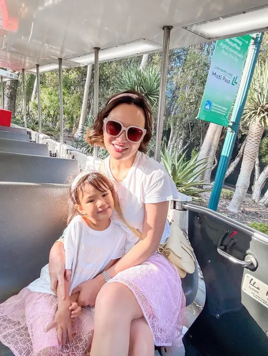 Sebagai aksesori, Shandy Aulia dan Clare kenakan bandara pink dan kacamata hitam [@shandyaulia]