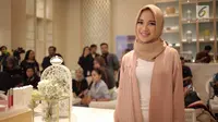 Aktris Chacha Frederica tersenyum mengenakan hijab saat menghadiri launching produk kosmetik milik Shandy Aulia di kawasan Jakarta, Rabu (30/5). (Liputan6.com/Faizal Fanani)