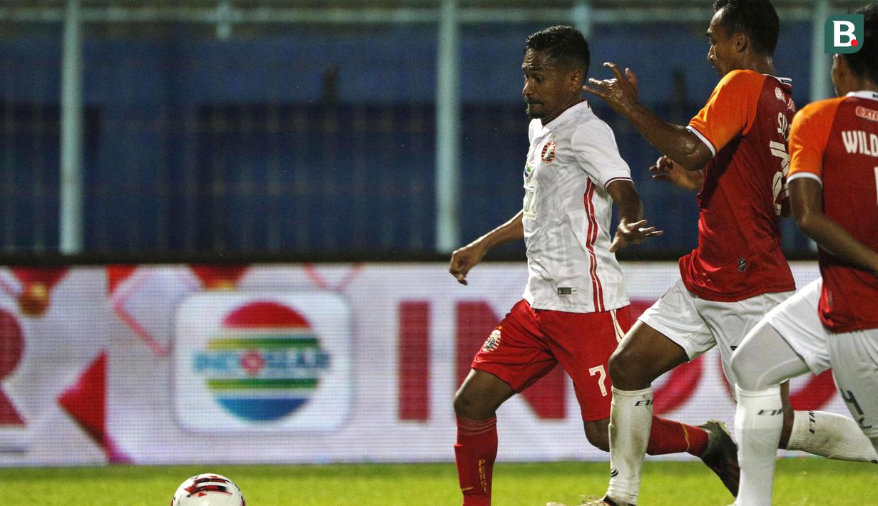 Pemain Persija Jakarta, Ramdani Lestaluhu (kiri) dijaga ketat pemain Borneo FC Samarinda dalam pertandingan Babak Penyisihan Grup B Piala Menpora 2021 di Stadion Kanjuruhan, Malang. Sabtu (27/3/2021). (Bola.com/Ikhwan Yanuar)