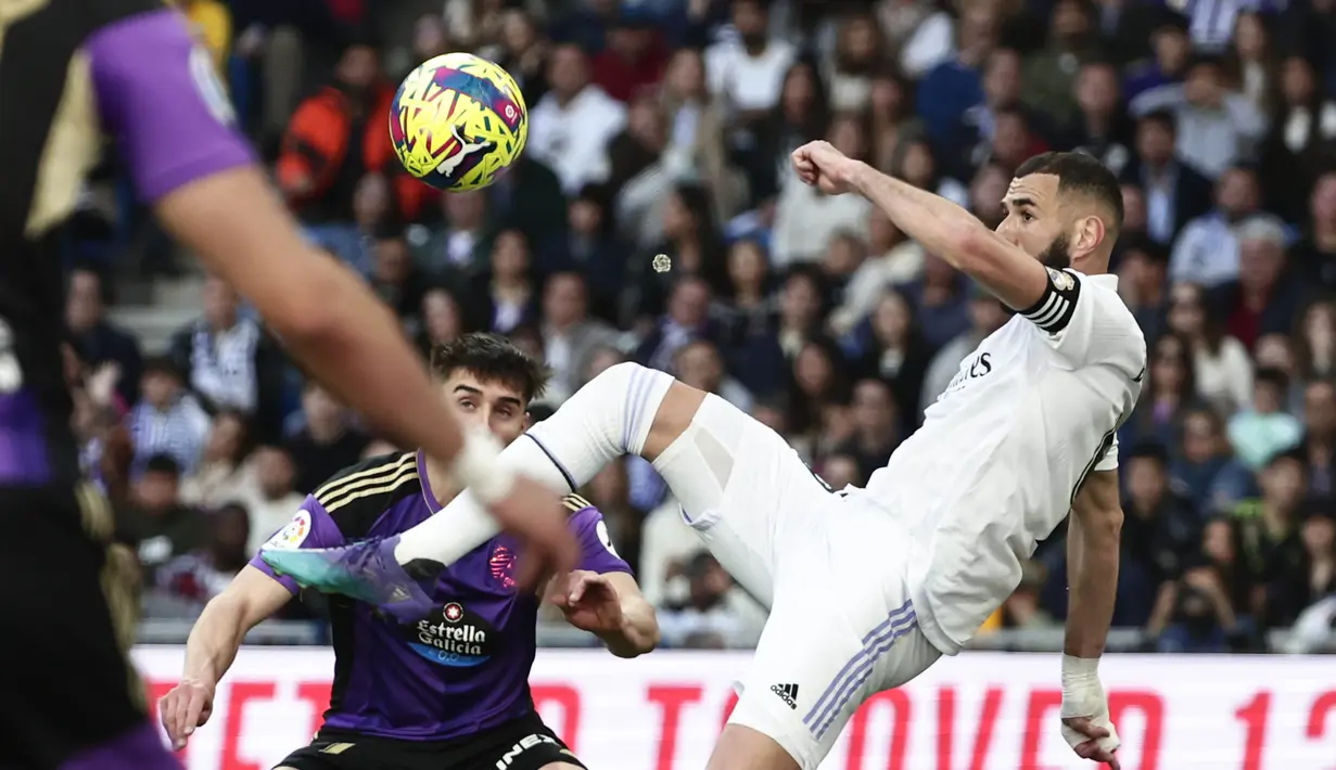 Empat menit berselang, Benzema lagi-lagi mencetak gol ketiganya dalam pertandingan ini. Peraih Ballon d'Or 2022 itu sukses tiga kali beruntun membobol gawan Asenjo hanya dalam rentang tujuh menit. Skor 4-0 bertahan hingga turun minum. (AP Photo/Pablo Garcia)