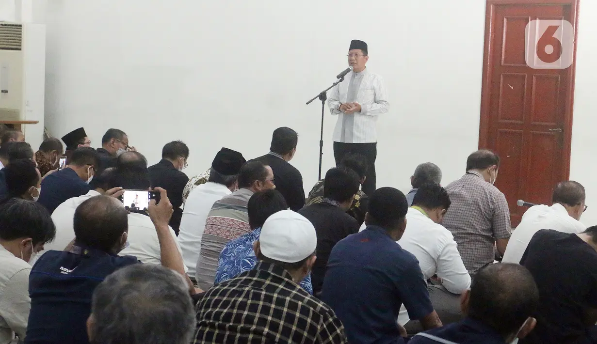 KH Muhammad Cholil Nafis menyampaikan ceramah saat memimpin Pengurus Dewan Pers salat gaib untuk mendiang Ketua Dewan Pers Azyumardi Azra di Hall Gedung Dewan Pers, Kebon Sirih, Jakarta, Senin (19/9/2022). Ketua Dewan Pers 2022-2025 Azyumardi Azra wafat di Malaysia karena serangan jantung. (merdeka.com/Arie Basuki)