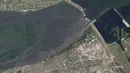 <p>Gambar kombinasi ini dibuat dengan foto yang disediakan oleh Planet Labs PBC menunjukkan banjir di Kakhovka, Ukraina, setelah jebolnya Bendungan Kakhovka pada Selasa (6/6/2023). Foto bawah diambil sebelum banjir pada 5 Juni 2023, sementara foto atas diambil saat banjir pada 6 Juni 2023. (Planet Labs PBC via AP)</p>