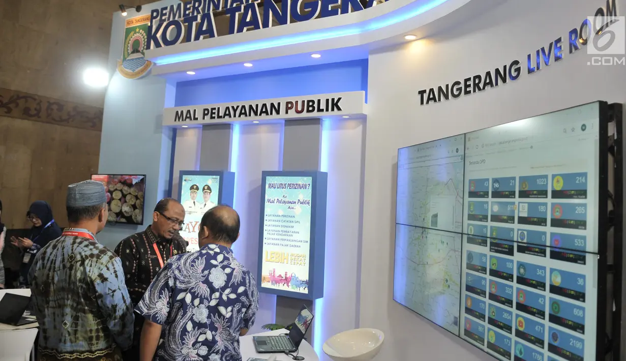 Pengunjung mencoba aplikasi layanan publik milik Pemkot Tangerang yang dipamerkan di Indonesia International Smart City, Jakarta, Rabu (17/7/2019). Pameran ini menampilkan berbagai konsep dan inovasi sistem perkotaan yang terintegrasi teknologi digital. (merdeka.com/Iqbal S. Nugroho)