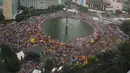 Pemandangan saat ribuan orang berkumpul memeriahkan aksi damai 'Kita Indonesia' di Bundaran HI, Jakarta, Minggu (4/12). Masayarakat yang memadati kawasan tersebut juga datang untuk mengikuti parade kebudayaan. (Liputan6.com/Angga Yuniar)