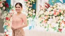 Selepas pengajian, Masayu Clara melanjutkan prosesi adat Sunda dengan Ngaras. Di momen ini, dia memilih kebaya warna salem yang dipadukan kain jarit. (Instagram/malinoweddingplanner).