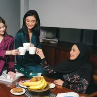 Melihat koleksi piyama dan kemeja dari Tata Janeta yang bertemakan loungewear (Sroja)