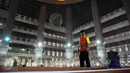 Pekerja sedang membersihkan karpet untuk penyelenggaraan Shalat Idul Adha di Masjid Istiqlal, Jakarta, Rabu (23/9/2015). Pemerintah menetapkan Idul Adha 10 Zulhijah 1436 Hijriah pada Kamis 24 September 2015. (Liputan6.com/Faizal Fanani)