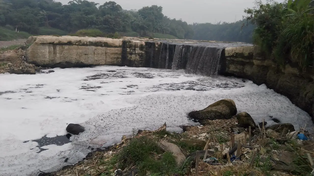 Warga bantaran Sungai Cileungsi, Kecamatan Gunung Putri, Kabupaten Bogor kembali resah dengan bau busuk yang menyeruak dari aliran sungai tersebut.