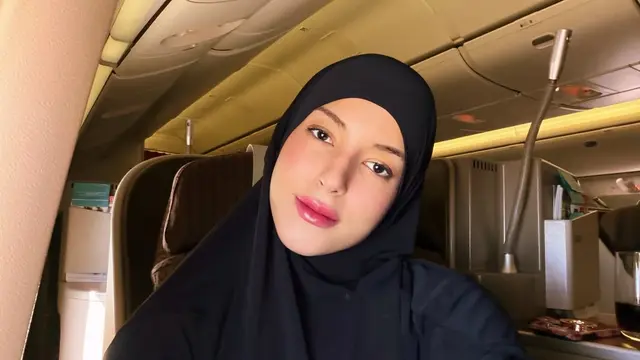 Bikin Pangling Tampil Berhijab, Pesona Tasya Farasya dengan Makeup Natural Flawless Saat Berangkat Umrah