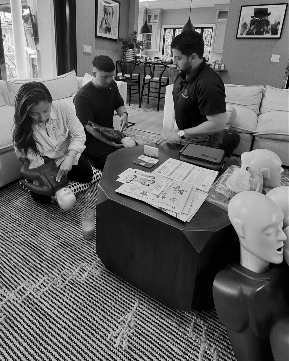 Siap Sambut Anak Kedua, 8 Potret Nikita Willy dan Indra Priawan Ikut Kelas Basic Life Support - Belajar CPR Hingga Heimlich Maneuver
