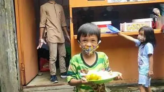 Indahnya Berbagi Nasi Rp2.000 ke Warga Terdampak Covid-19 di Palembang