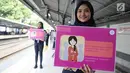 Pegawai PT KCI memegang poster saat kampanye bertema "Victim blamming, konsensus, cat call", dalam rangka memperingati Hari Perempuan Internasional di Stasiun Sudirman, Jakarta, Selasa (12/3). (Liputan6.com/Herman Zakharia)